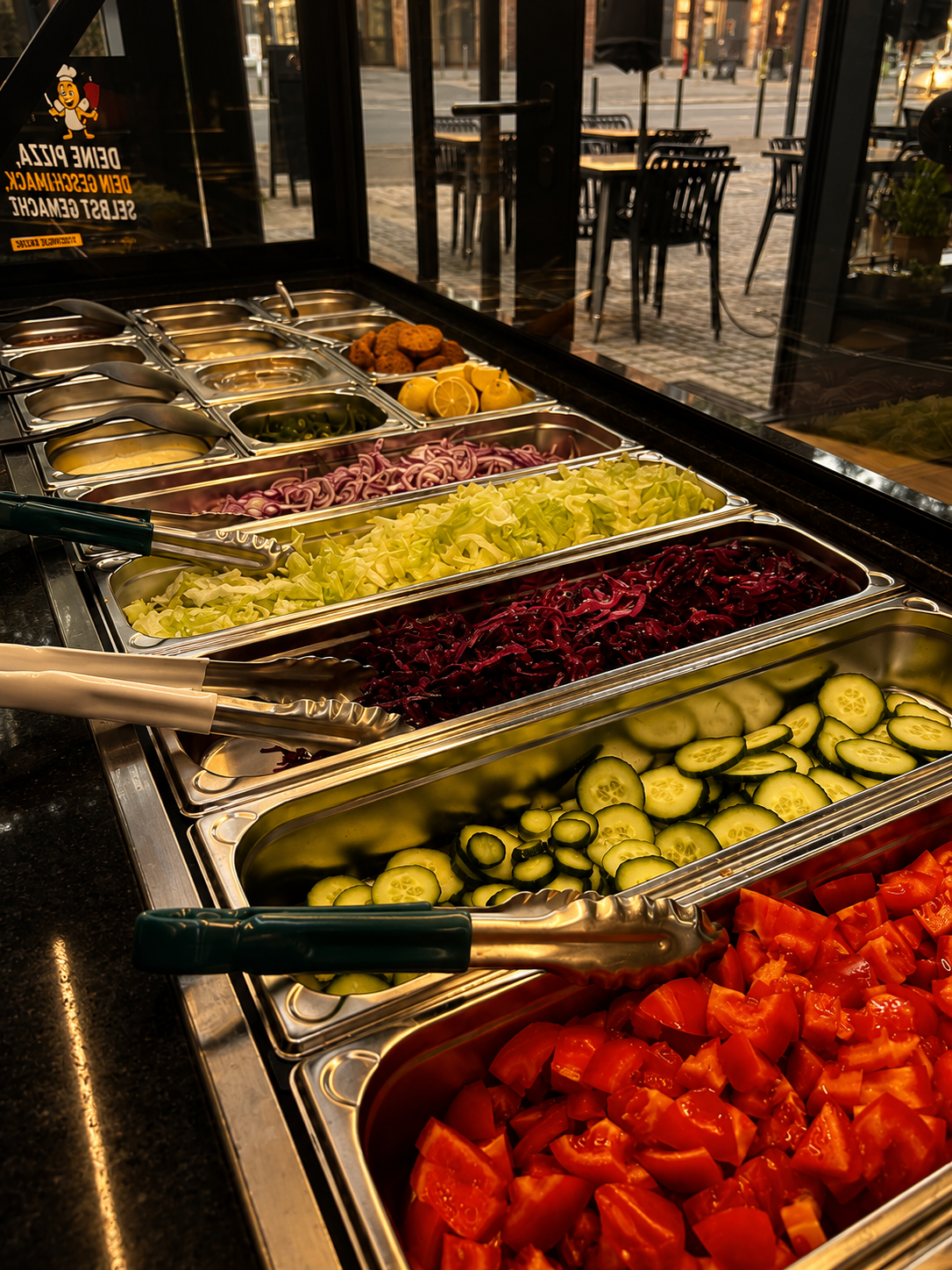 Frische Zutaten an der Salatbar